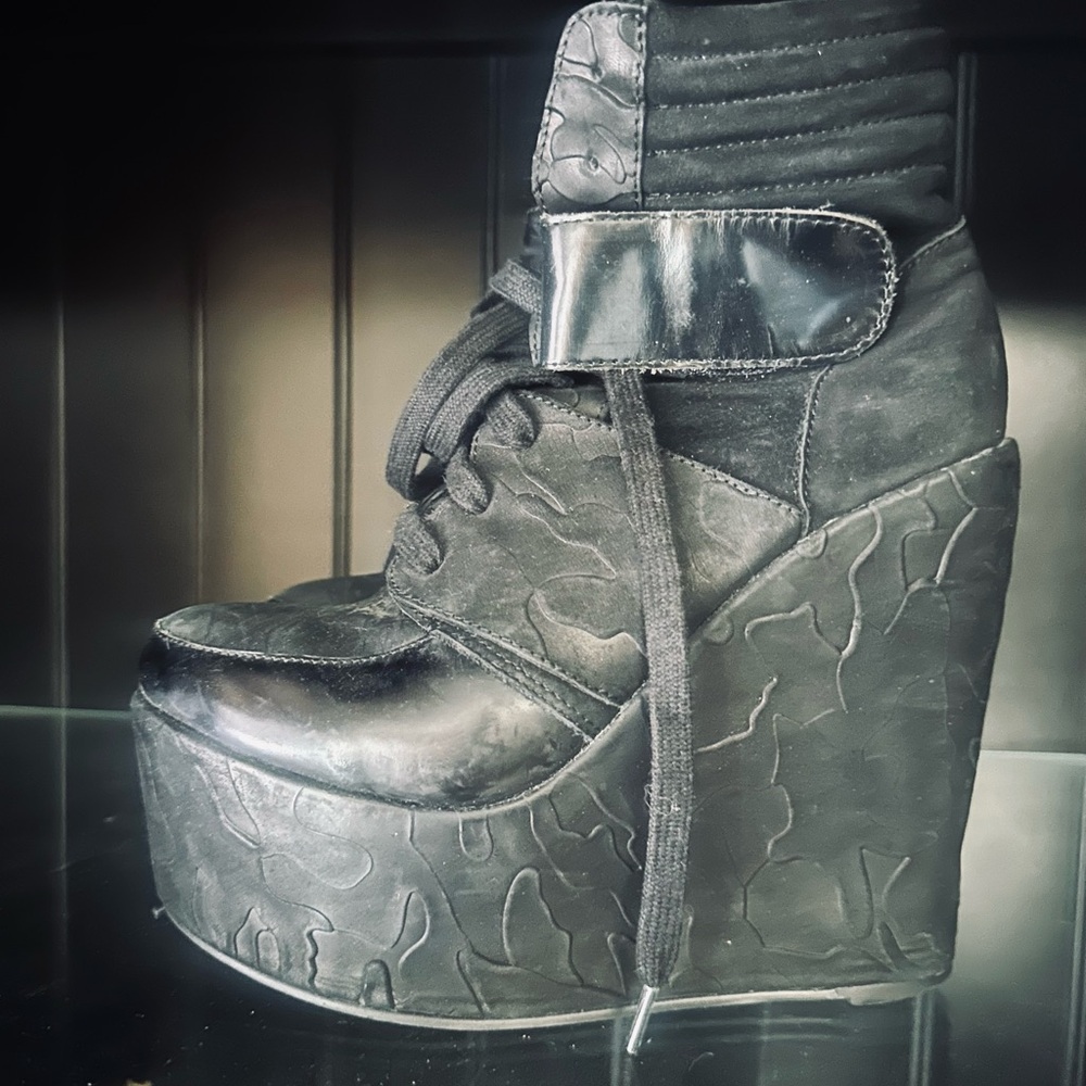 YRU Black Wedge Platform Boots with Lace-Up Detail